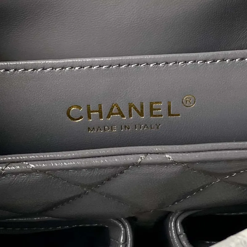 Chanel AS4993 Kabelka s klopou a horním uchem z lesklé jehněčí kůže a zlatého kovu, šedá
