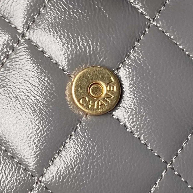 Chanel AS4993 Kabelka s klopou a horním uchem z lesklé jehněčí kůže a zlatého kovu, šedá