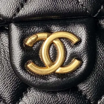 Chanel AS4993 Kabelka s klopou a horním uchem, lesklá jehněčí kůže a zlatý kov, černá