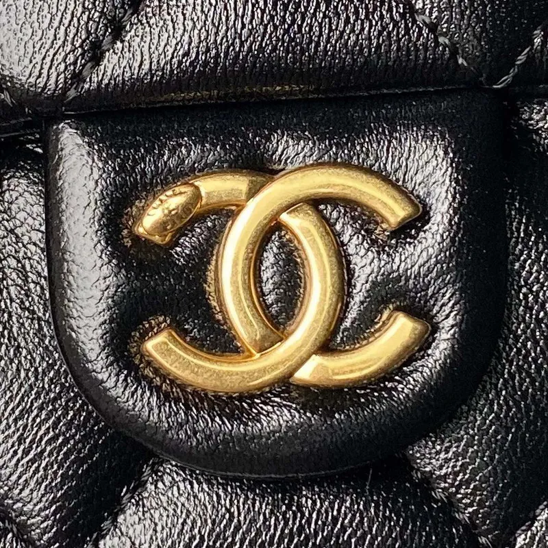 Chanel AS4993 Kabelka s klopou a horním uchem, lesklá jehněčí kůže a zlatý kov, černá