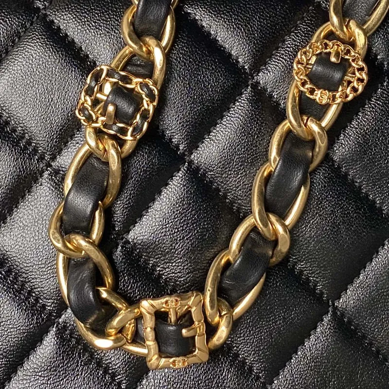 Chanel AS4993 Kabelka s klopou a horním uchem, lesklá jehněčí kůže a zlatý kov, černá