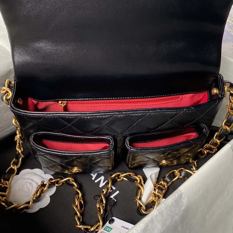 Chanel AS4993 Kabelka s klopou a horním uchem, lesklá jehněčí kůže a zlatý kov, černá