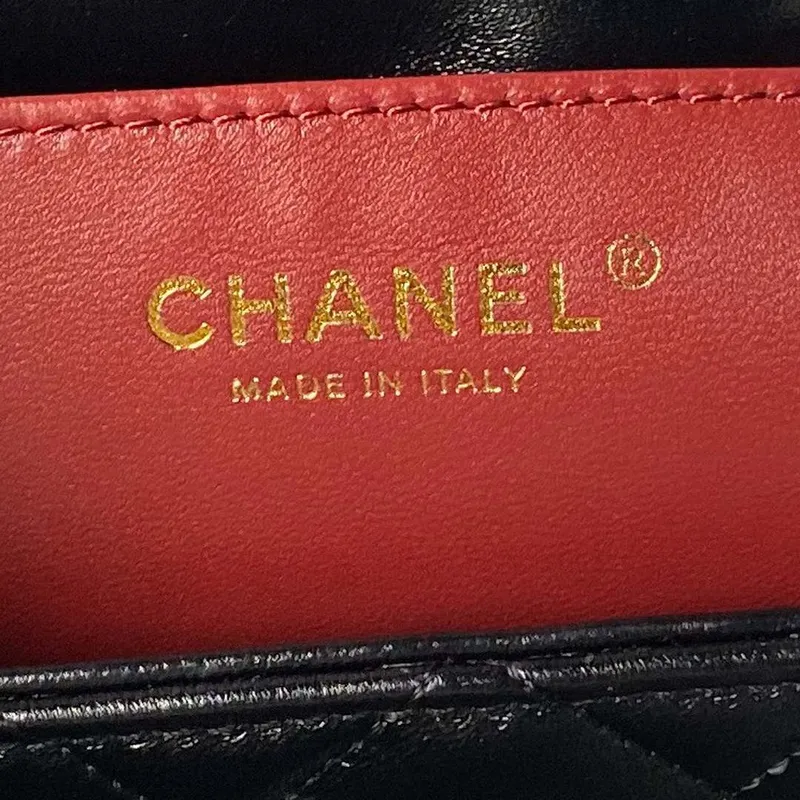 Chanel AS4993 Kabelka s klopou a horním uchem, lesklá jehněčí kůže a zlatý kov, černá