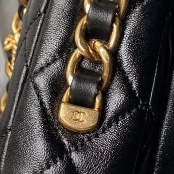 Chanel AS4993 Kabelka s klopou a horním uchem, lesklá jehněčí kůže a zlatý kov, černá