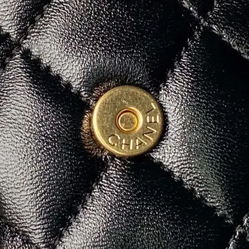 Chanel AS4993 Kabelka s klopou a horním uchem, lesklá jehněčí kůže a zlatý kov, černá