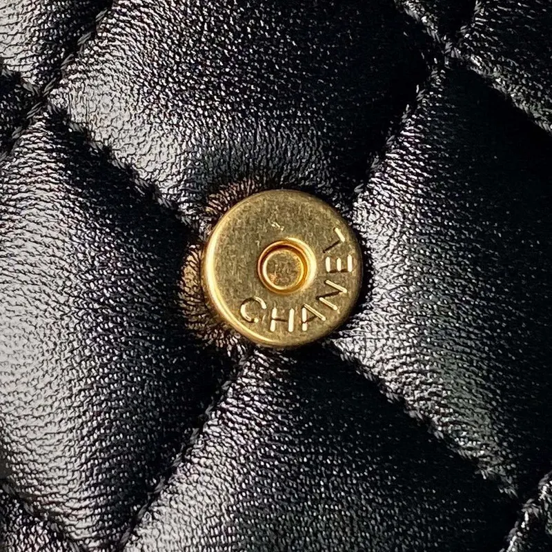 Chanel AS4993 Kabelka s klopou a horním uchem, lesklá jehněčí kůže a zlatý kov, černá