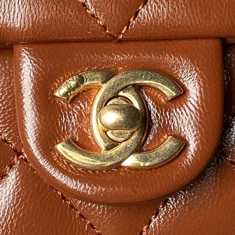 Chanel AS4992 Mini kabelka s klopou a horním uchem, lesklá jehněčí kůže a zlatý kov, hnědá