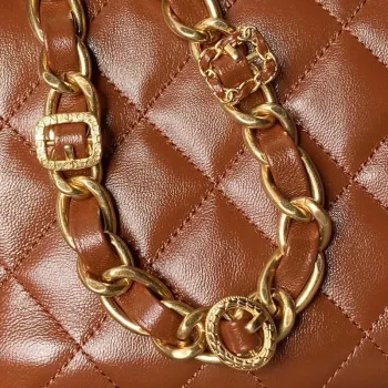 Chanel AS4992 Mini kabelka s klopou a horním uchem, lesklá jehněčí kůže a zlatý kov, hnědá