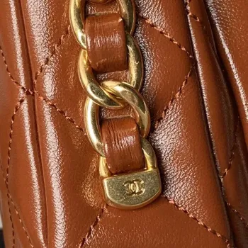 Chanel AS4992 Mini kabelka s klopou a horním uchem, lesklá jehněčí kůže a zlatý kov, hnědá