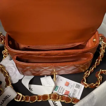 Chanel AS4992 Mini kabelka s klopou a horním uchem, lesklá jehněčí kůže a zlatý kov, hnědá