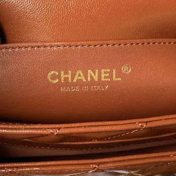 Chanel AS4992 Mini kabelka s klopou a horním uchem, lesklá jehněčí kůže a zlatý kov, hnědá