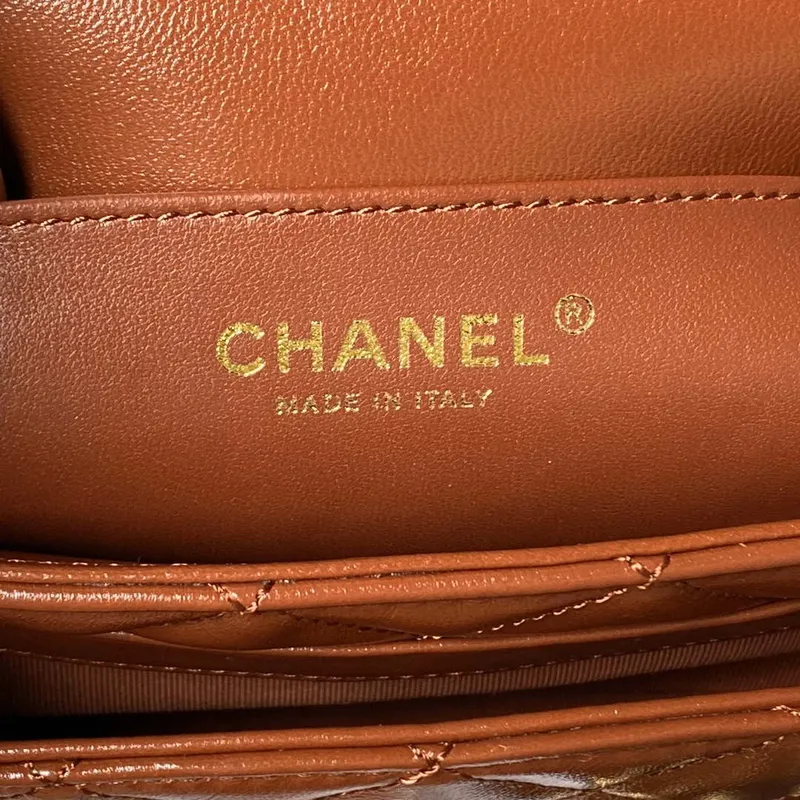 Chanel AS4992 Mini kabelka s klopou a horním uchem, lesklá jehněčí kůže a zlatý kov, hnědá