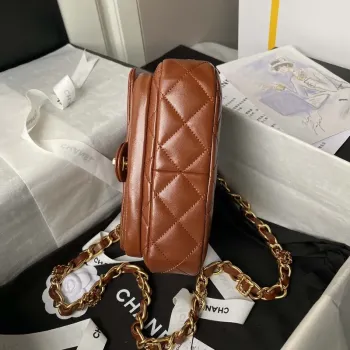 Chanel AS4992 Mini kabelka s klopou a horním uchem, lesklá jehněčí kůže a zlatý kov, hnědá