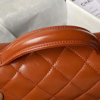 Chanel AS4992 Mini kabelka s klopou a horním uchem, lesklá jehněčí kůže a zlatý kov, hnědá