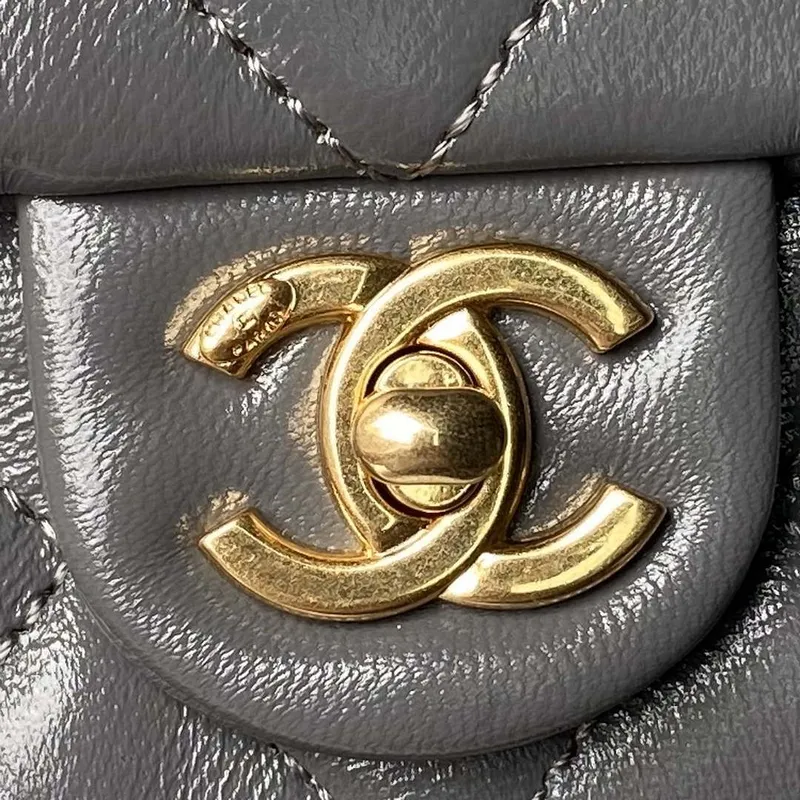 Chanel AS4992 Mini taška s klopou a horním uchem z lesklé jehněčí kůže a zlatého kovu, šedá