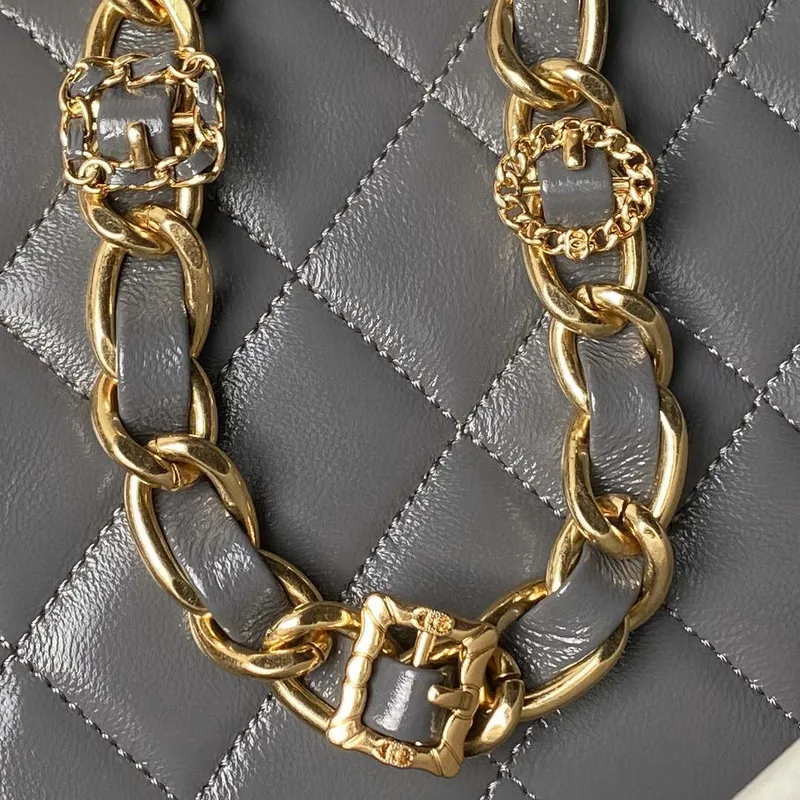 Chanel AS4992 Mini taška s klopou a horním uchem z lesklé jehněčí kůže a zlatého kovu, šedá