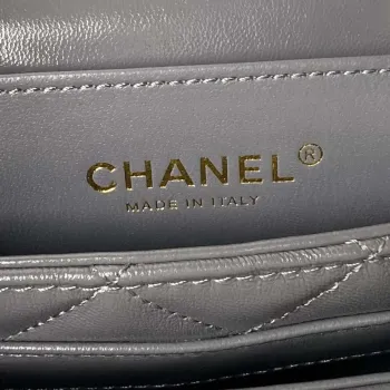 Chanel AS4992 Mini taška s klopou a horním uchem z lesklé jehněčí kůže a zlatého kovu, šedá