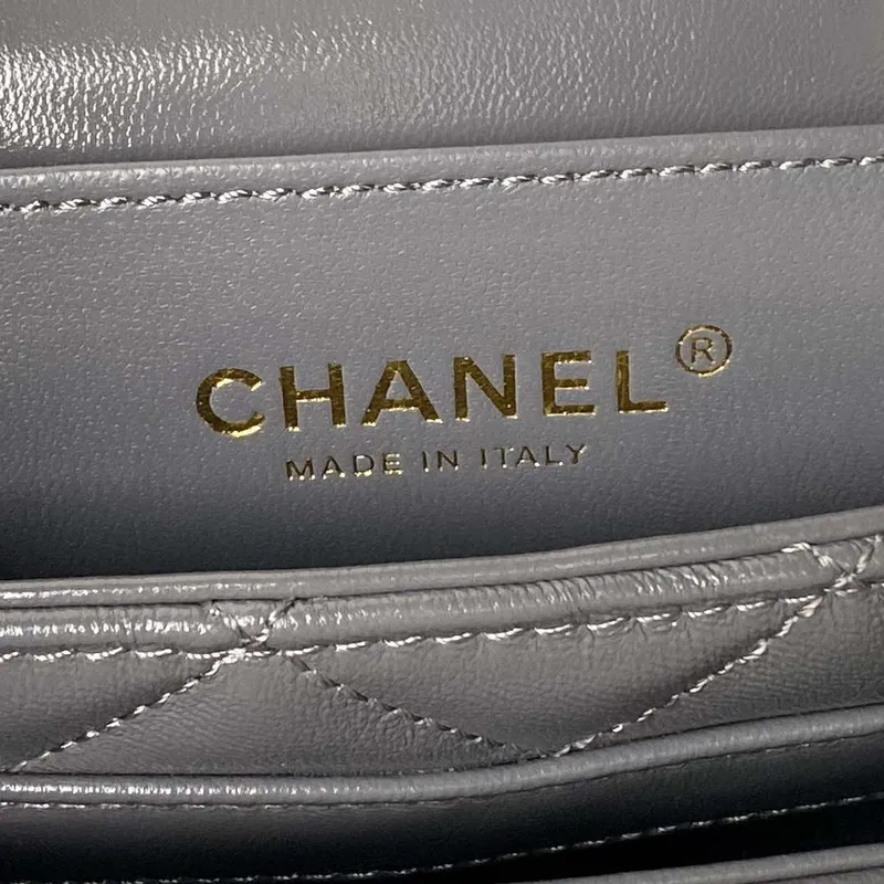 Chanel AS4992 Mini taška s klopou a horním uchem z lesklé jehněčí kůže a zlatého kovu, šedá