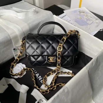 Chanel AS4992 Mini taška s klopou a horním uchem z lesklé jehněčí kůže a zlatého kovu, černá