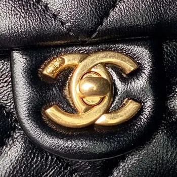 Chanel AS4992 Mini taška s klopou a horním uchem z lesklé jehněčí kůže a zlatého kovu, černá