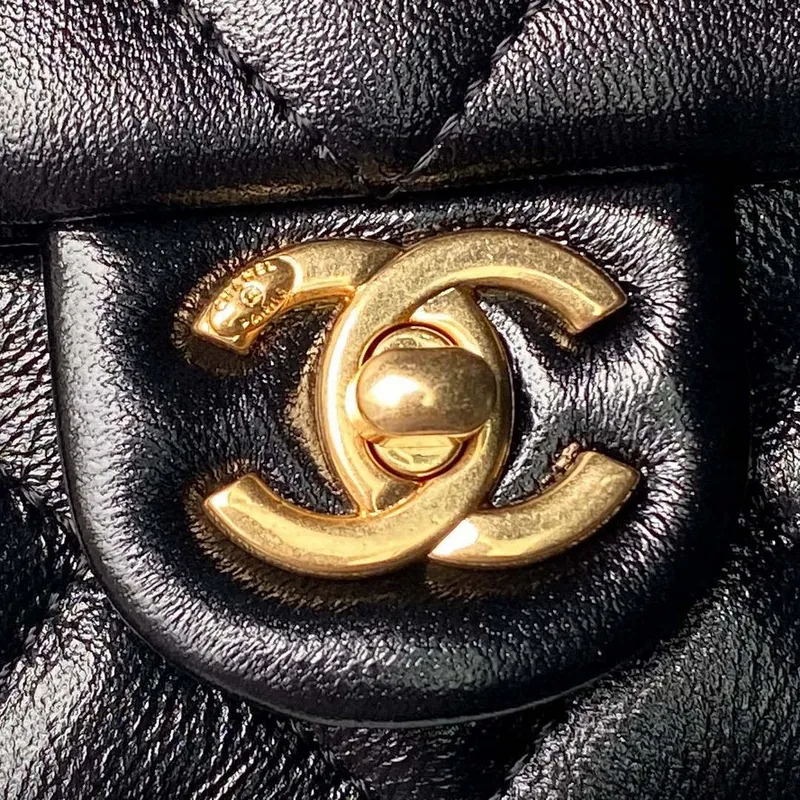 Chanel AS4992 Mini taška s klopou a horním uchem z lesklé jehněčí kůže a zlatého kovu, černá