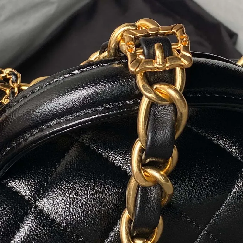 Chanel AS4992 Mini taška s klopou a horním uchem z lesklé jehněčí kůže a zlatého kovu, černá