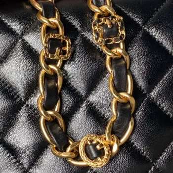 Chanel AS4992 Mini taška s klopou a horním uchem z lesklé jehněčí kůže a zlatého kovu, černá