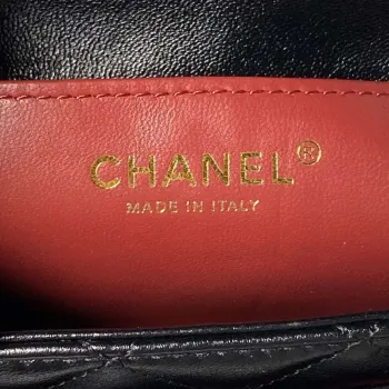 Chanel AS4992 Mini taška s klopou a horním uchem z lesklé jehněčí kůže a zlatého kovu, černá