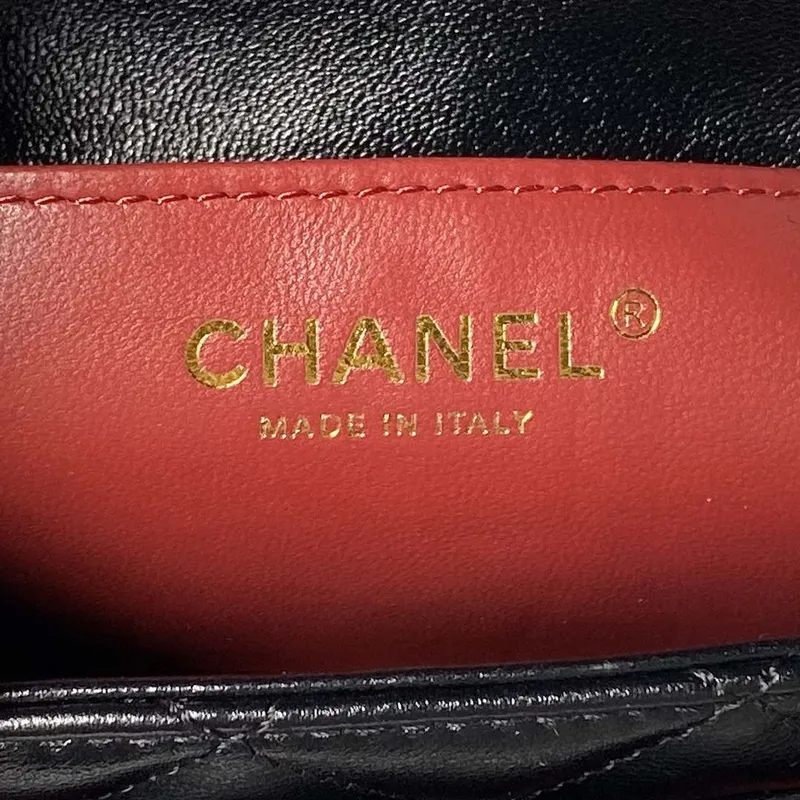 Chanel AS4992 Mini taška s klopou a horním uchem z lesklé jehněčí kůže a zlatého kovu, černá