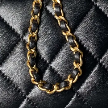 Chanel AS4973 Mini kabelka s klopou z lesklé jehněčí kůže, smaltovaná a zlatá kovová, černá