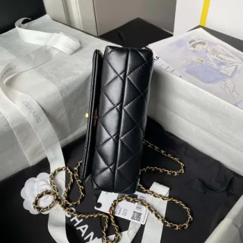 Chanel AS4973 Mini kabelka s klopou z lesklé jehněčí kůže, smaltovaná a zlatá kovová, černá