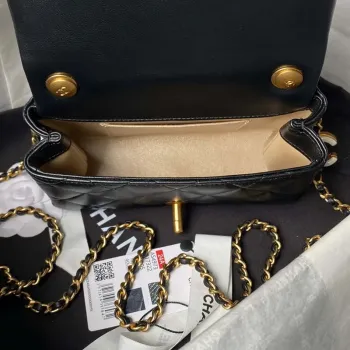 Chanel AS4973 Mini kabelka s klopou z lesklé jehněčí kůže, smaltovaná a zlatá kovová, černá