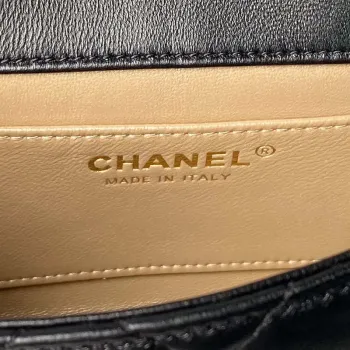 Chanel AS4973 Mini kabelka s klopou z lesklé jehněčí kůže, smaltovaná a zlatá kovová, černá
