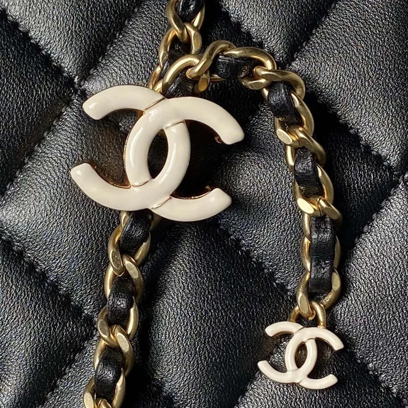 Chanel AS4967 Malá taška s klopou z lesklé jehněčí kůže, smaltovaná a zlatá kovová, černá