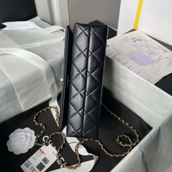 Chanel AS4967 Malá taška s klopou z lesklé jehněčí kůže, smaltovaná a zlatá kovová, černá