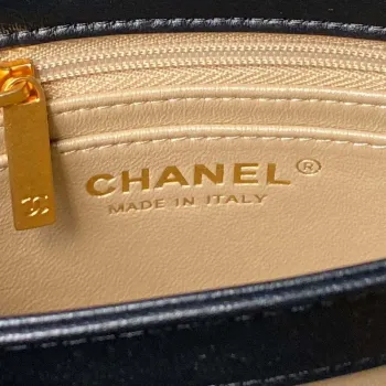 Chanel AS4967 Malá taška s klopou z lesklé jehněčí kůže, smaltovaná a zlatá kovová, černá