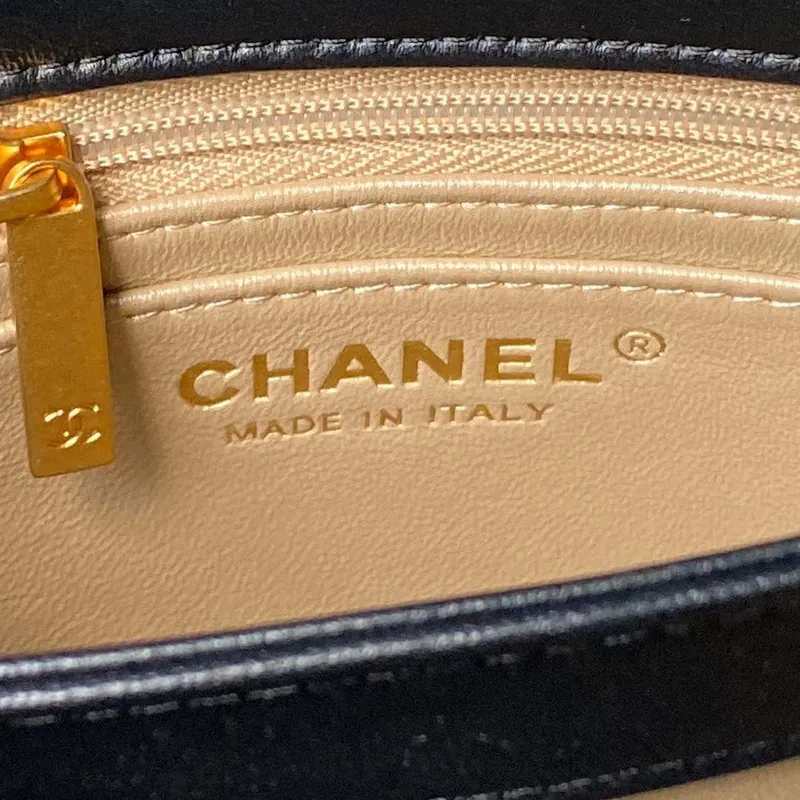 Chanel AS4967 Malá taška s klopou z lesklé jehněčí kůže, smaltovaná a zlatá kovová, černá