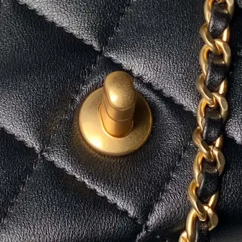 Chanel AS4967 Malá taška s klopou z lesklé jehněčí kůže, smaltovaná a zlatá kovová, černá