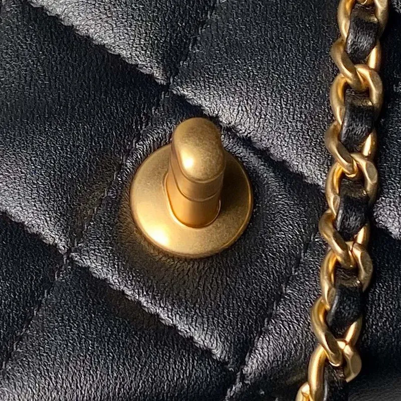 Chanel AS4967 Malá taška s klopou z lesklé jehněčí kůže, smaltovaná a zlatá kovová, černá