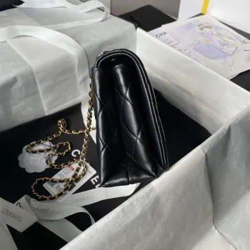 Chanel AS4967 Malá taška s klopou z lesklé jehněčí kůže, smaltovaná a zlatá kovová, černá