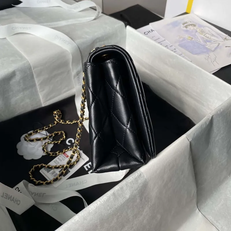 Chanel AS4967 Malá taška s klopou z lesklé jehněčí kůže, smaltovaná a zlatá kovová, černá