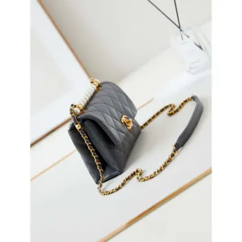 Chanel AS5001 Mini taška s klopou a horním uchem z lesklé jehněčí kůže, imitace perel a zlatý kov, šedá