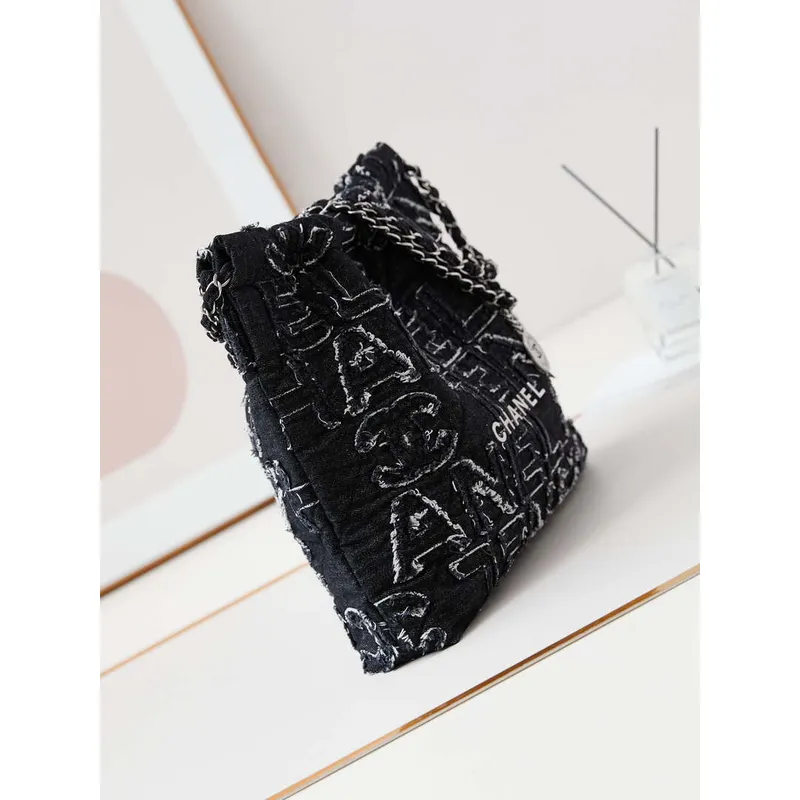 Chanel 22 AS3261 Kabelka 24A Černá džínovina s výšivkou a stříbrnými kovovými detaily