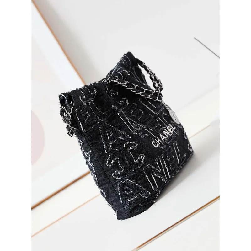 Chanel 22 AS3260 Malá kabelka 24A Černá džínovina s výšivkou a stříbrnými kovovými detaily