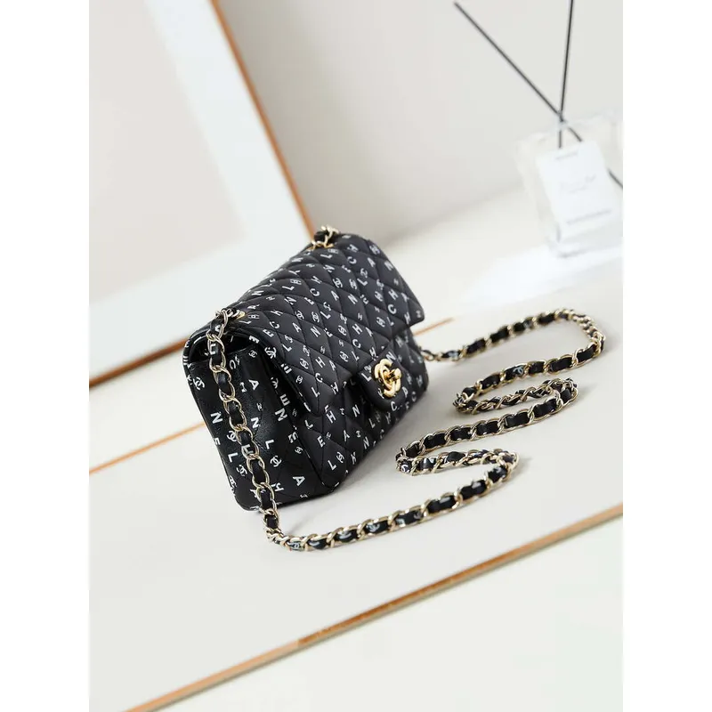 Chanel A69900 Mini Flap černá jehněčí kůže s potiskem AS1116 a bílým logem CC