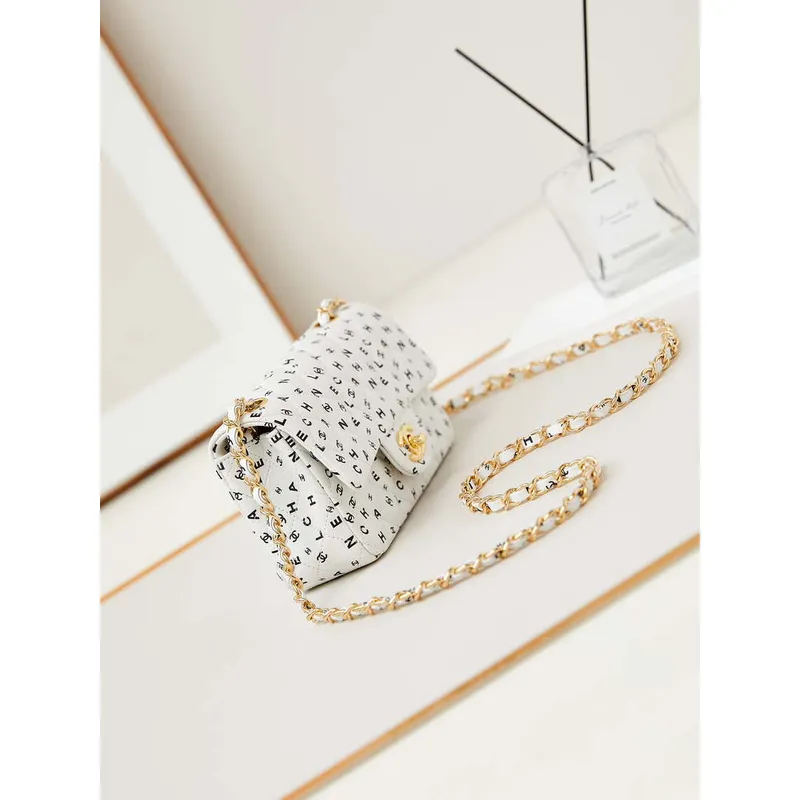 Chanel A69900 Mini Flap bílá jehněčí kůže s potiskem AS1116 a černým logem CC