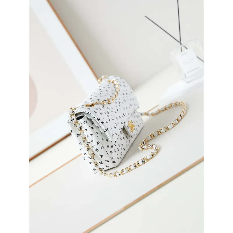 Chanel A01112 Klopová bílá jehněčí kůže s černým potiskem loga CC