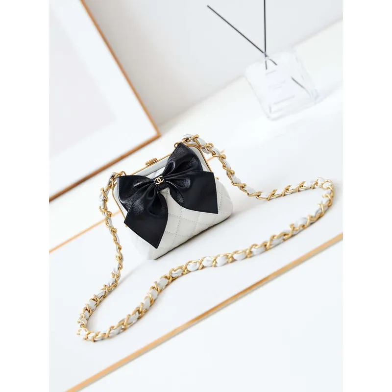 Chanel AP4028 Psaníčko s řetízkem Jehněčí kůže Lakovaná zmačkaná jehněčí kůže a zlatý kov Bílá