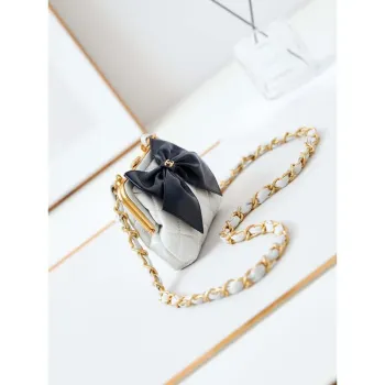 Chanel AP4028 Psaníčko s řetízkem Jehněčí kůže Lakovaná zmačkaná jehněčí kůže a zlatý kov Bílá