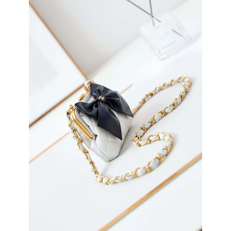 Chanel AP4028 Psaníčko s řetízkem Jehněčí kůže Lakovaná zmačkaná jehněčí kůže a zlatý kov Bílá